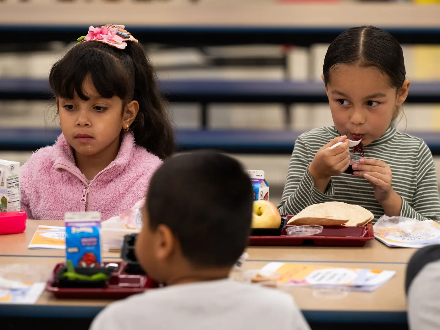 Children eating lunch together.